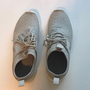Nike Juvenate tennis shoes in grey size 7